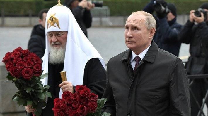 Путин и патриарх Кирилл осмотрели выставку «Память поколений» в Москве