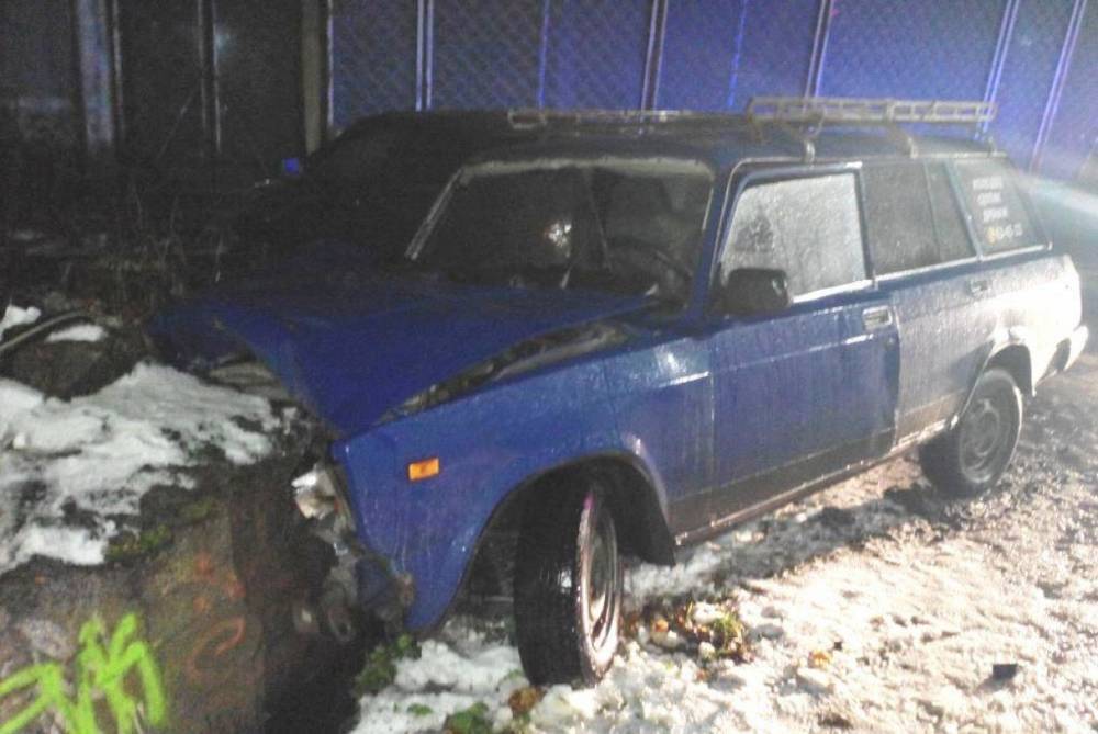 Водитель ВАЗа без прав наехал на иномарку и врезался в бетонный блок в Петрозаводске