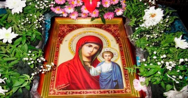 Православные верующие празднуют День Казанской иконы
