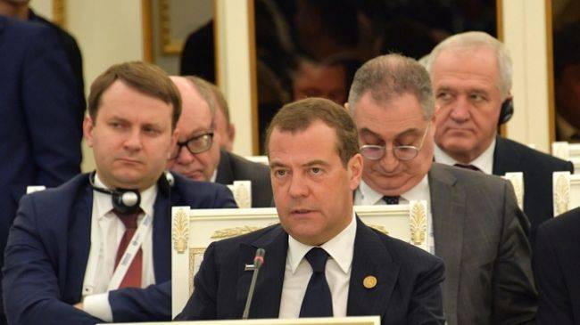 Медведев считает, что странам ШОС нужно переходить на расчеты в нацвалютах