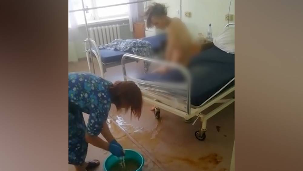 В Сети обсуждают видео с уборщицей, умывшей пациентку половой тряпкой
