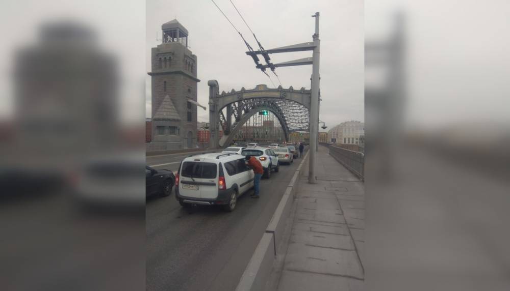 Массовое ДТП в Петербурге образовало пробку на Большеохтинском мосту