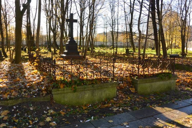 Школьницы разрушили памятники на могилах в Курской области