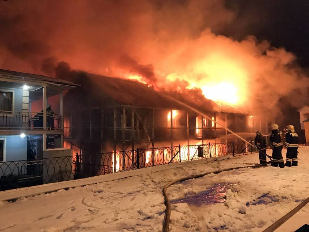 В Иванове пожар уничтожил плавучую гостиницу