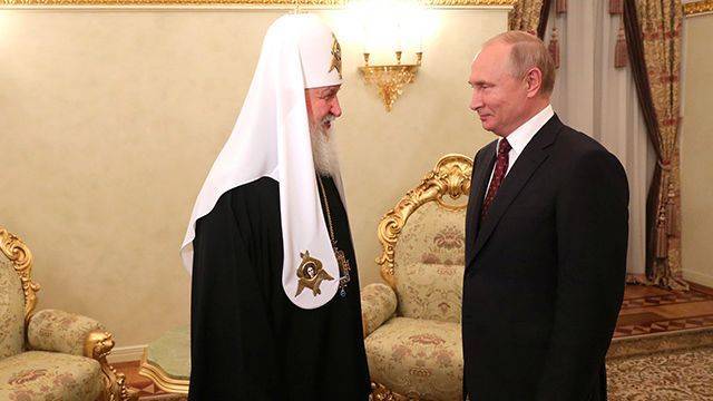Путин вместе с патриархом осмотрели выставку "Память поколений"