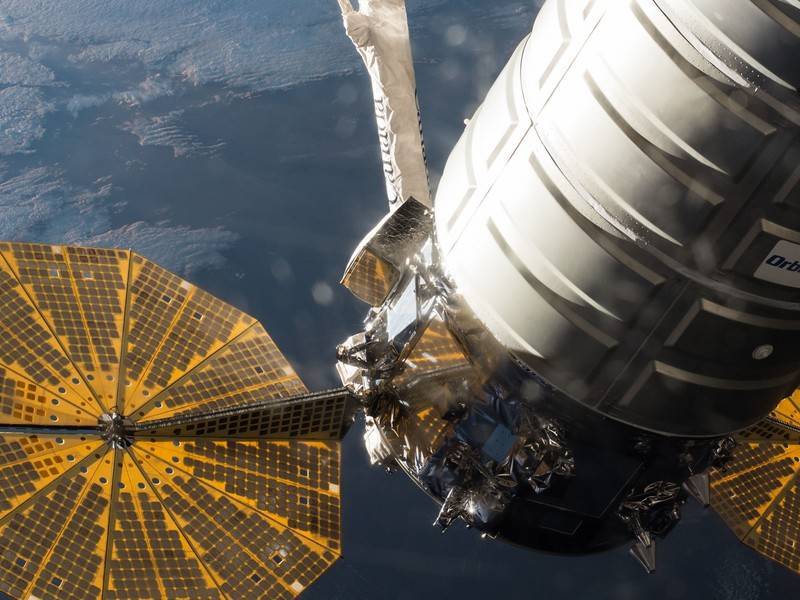 Cygnus везёт экипажу МКС спецжилет, духовку и шредер