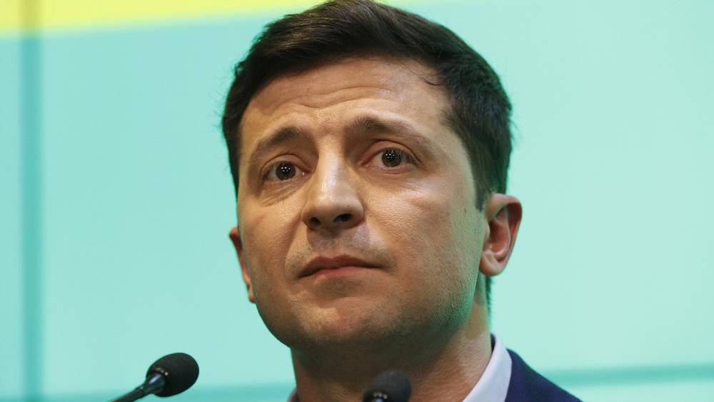 Зеленский потребовал от украинских военных в Донбассе «держать порох сухим»