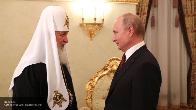 Путин и патриарх Кирилл возложили цветы к памятнику Минину и Пожарскому в Москве
