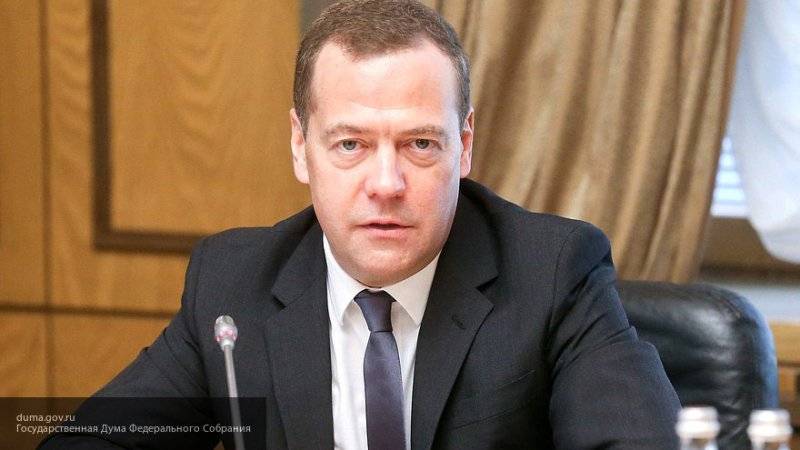 Медведев с утра в соцсети поздравил россиян с Днем народного единства
