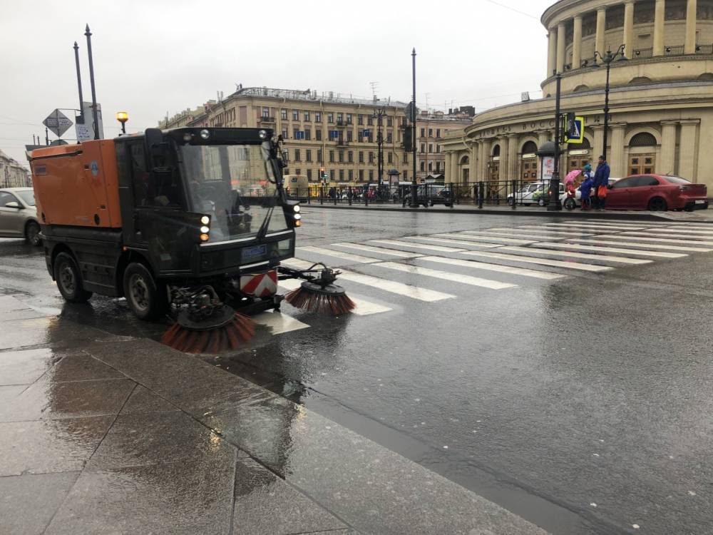 Дорожные службы приводят Петербург в порядок в День народного единства