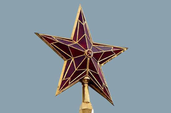 На башни Кремля установили рубиновые звёзды