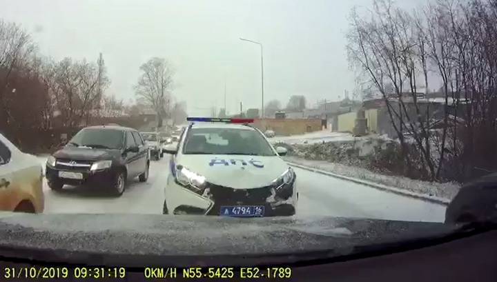 Полицейский попал в аварию на заснеженной трассе в Татарстане. Видео