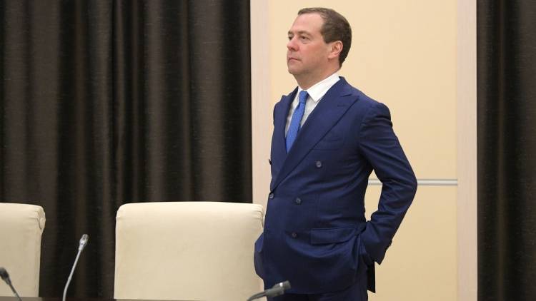 Медведев провел встречу с премьером Таиланда