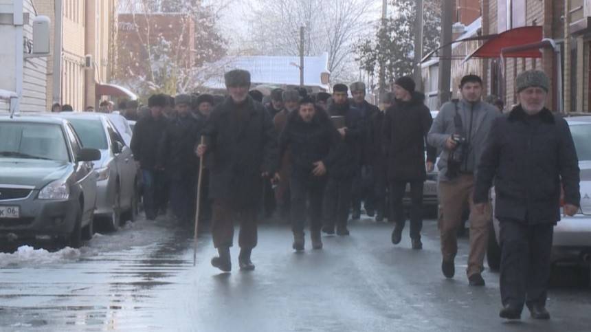 В Назрани похоронили убитых главу ЦПЭ Ингушетии и его брата — видео