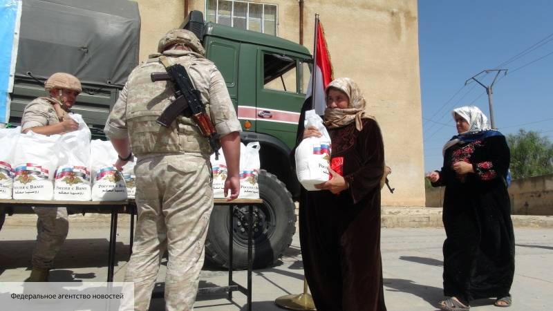 Российские военные раздали гуманитарную помощь жителям Эль-Кунейтры