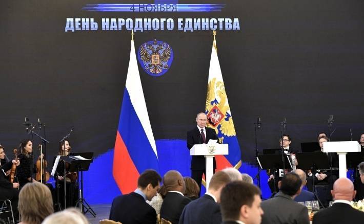 Путин в День народного единства вручил государственные награды в Кремле