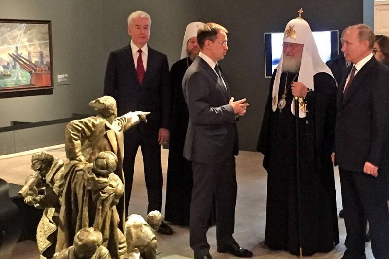 Президент и Патриарх открыли выставку к 75-летию Победы