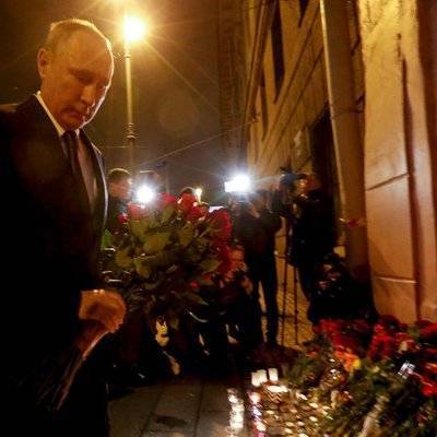Владимир Путин возложит цветы к памятнику Минину и Пожарскому