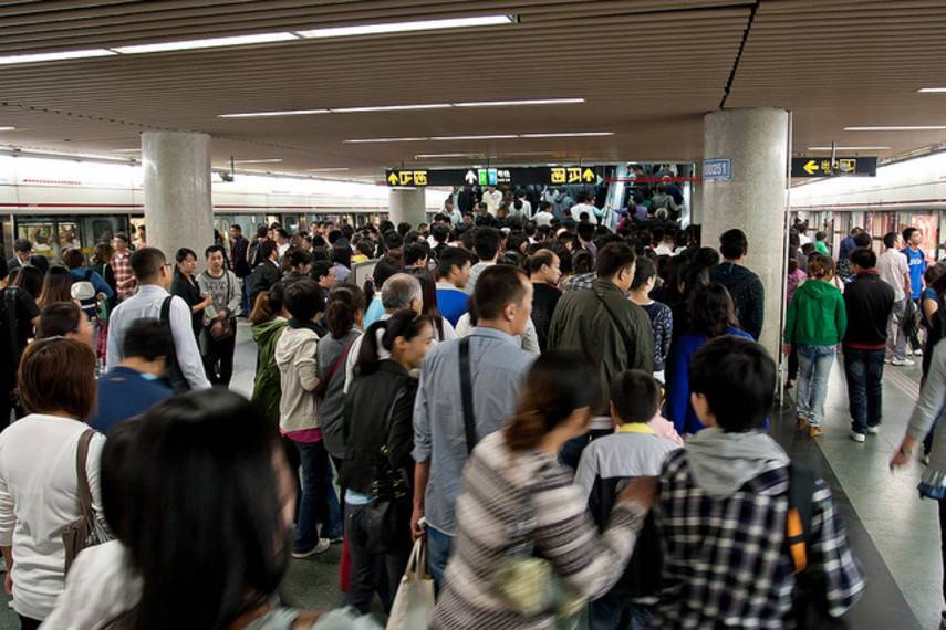 В метро Пекина хороших пассажиров будут пропускать быстрее