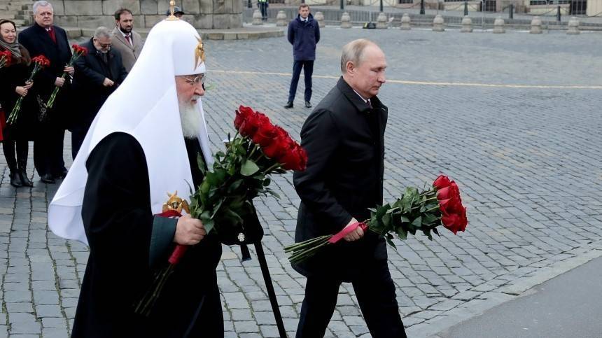 Владимир Путин возложил цветы к памятнику Минина и Пожарского