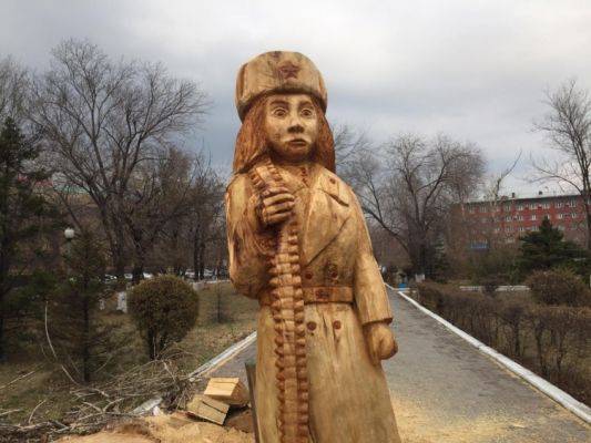 Уродливый памятник Герою Советского Союза установили в Казахстане