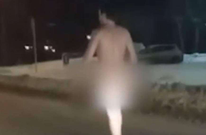 Видео: голый мужчина прогулялся по трассе в Тюмени