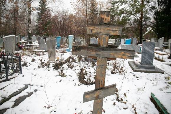 В Курской области школьницы разгромили кладбище и сняли это на видео