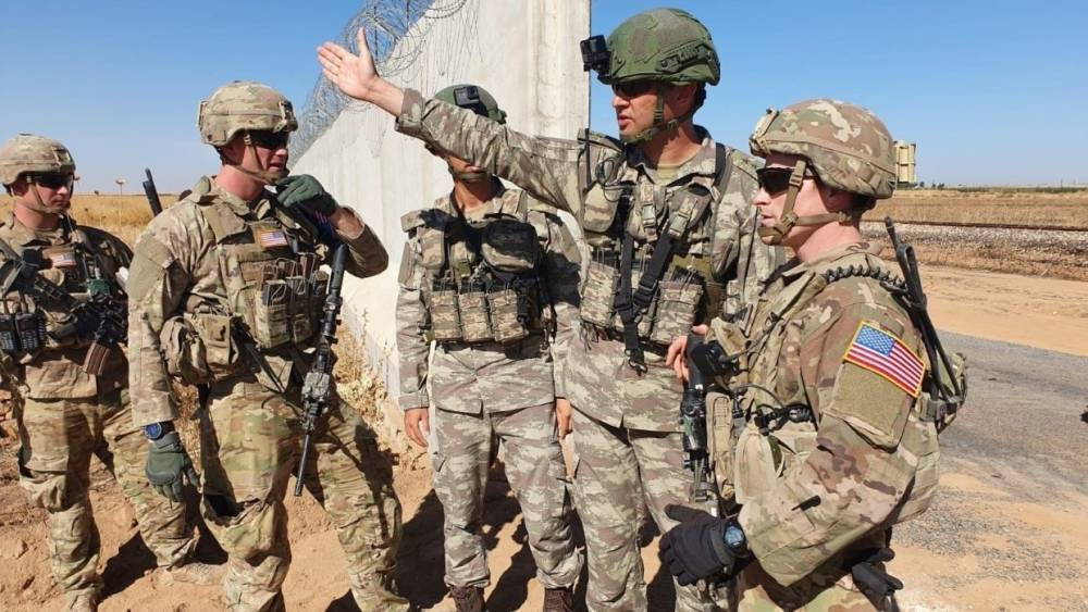 Боевики обстреляли колонну военных США, пытавшихся добраться до границы Ирака на востоке Сирии