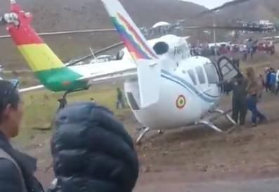 Видео: вертолет с президентом Боливии экстренно сел из-за поломки