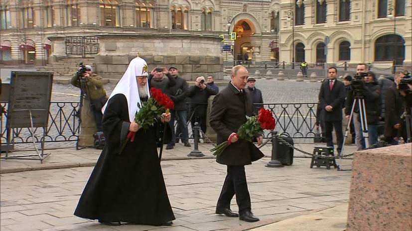 Путин возложил цветы к памятнику Минину и Пожарскому — видео
