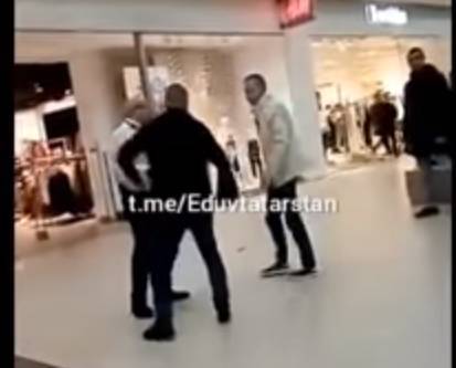 В Сети обсуждают видео с жесткой дракой в торговом центре