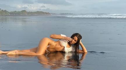 "Мисс Вселенная" сразила Сеть полуобнаженными снимками на берегу