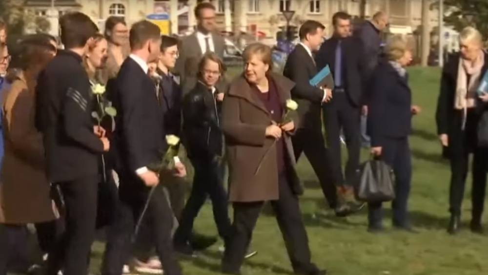 Видео: Меркель освистали у мемориала жертвам неонацистов