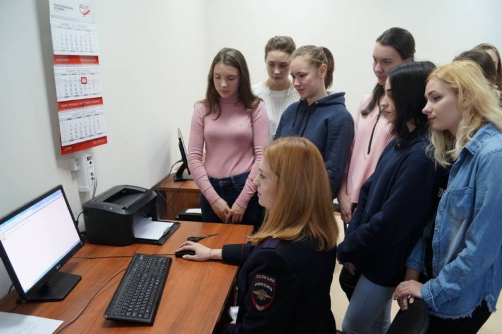Боровичских школьников познакомили с работой сотрудников ГИБДД