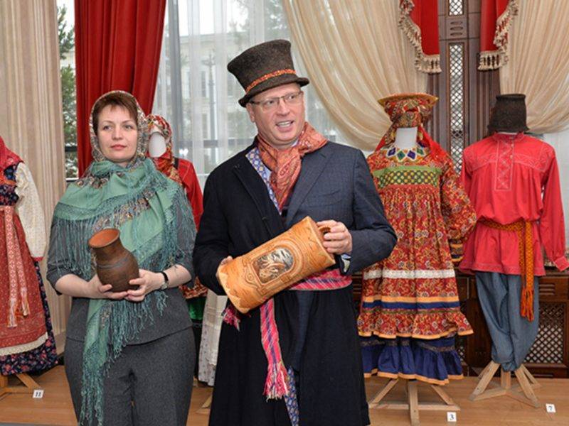 В День народного единства в Омске мэр и губернатор переоделись в сибирских крестьян