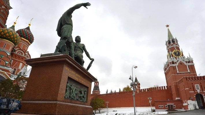Путин возложил цветы к памятнику Минину и Пожарскому в День народного единства