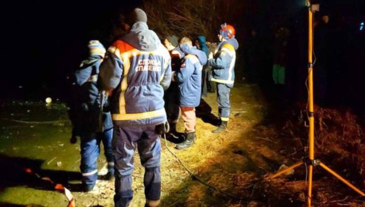 Двое детей провалились под лед в Саратовской области: одного не спасли