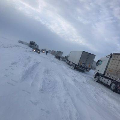 В Казахстане из-за снежных заносов около 200 грузовиков застряли на трассе