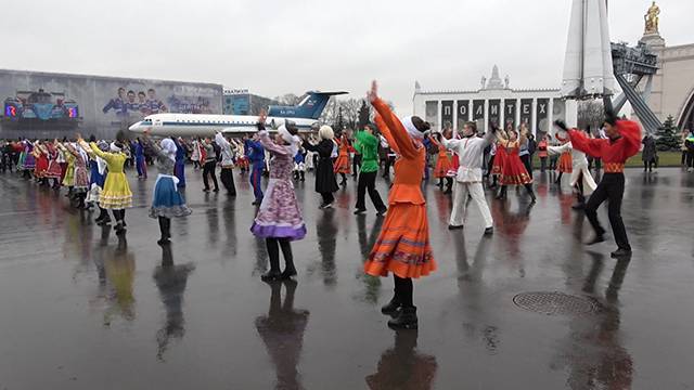 Жители Москвы отметили День народного единства танцевальным флешмобом