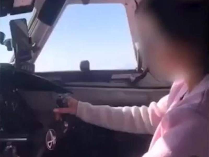 Видео с пассажиром за штурвалом Ан-24 попало  к следователям