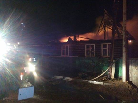 Ночью в Кургане сгорел жилой дом и надворные постройки. Пожар тушили три часа