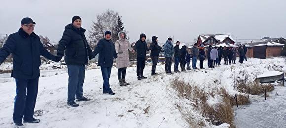 На обнимашки Черноисточинского пруда в Нижнем Тагиле вышли около 100 человек