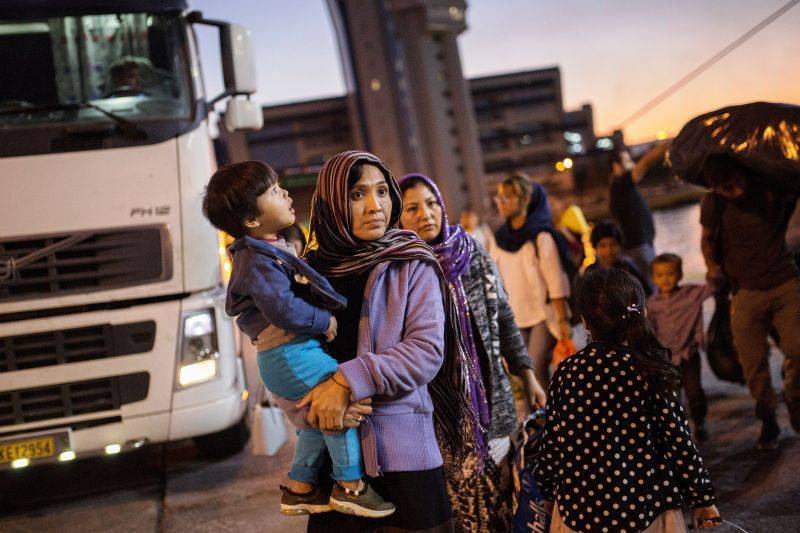 Грузовик с десятками мигрантов перехватили в Греции