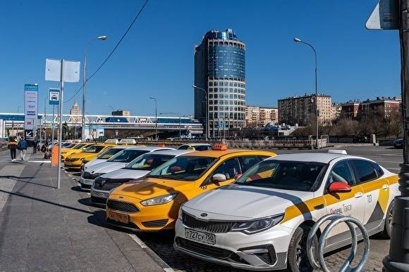 Депутат Госдумы предлагает ограничить число разрешений на такси