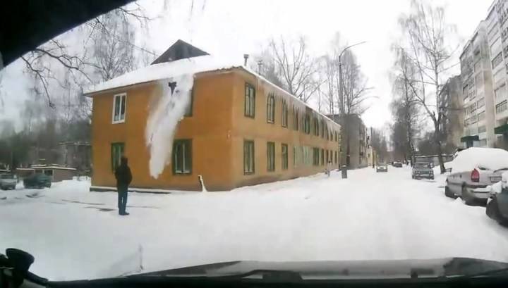 Рабочий рухнул с крыши во время уборки снега под Кировом