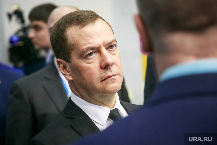 Чиновник, решивший утилизировать два портрета Медведева, лишился работы