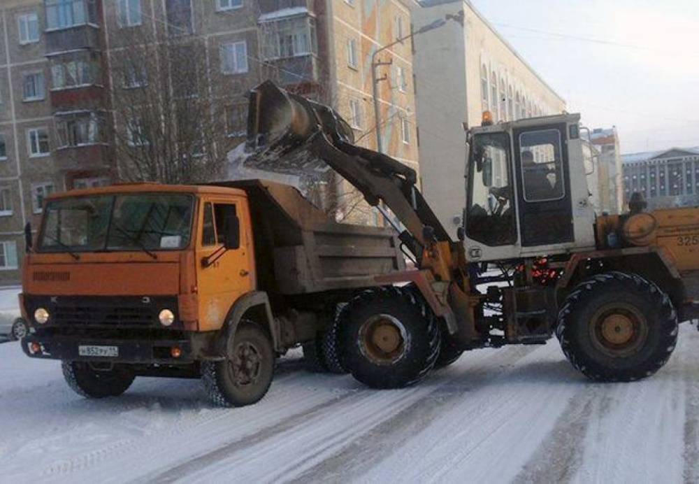 Снегоуборочная техника вышла на улицы Воркуты для устранения последствий непогоды