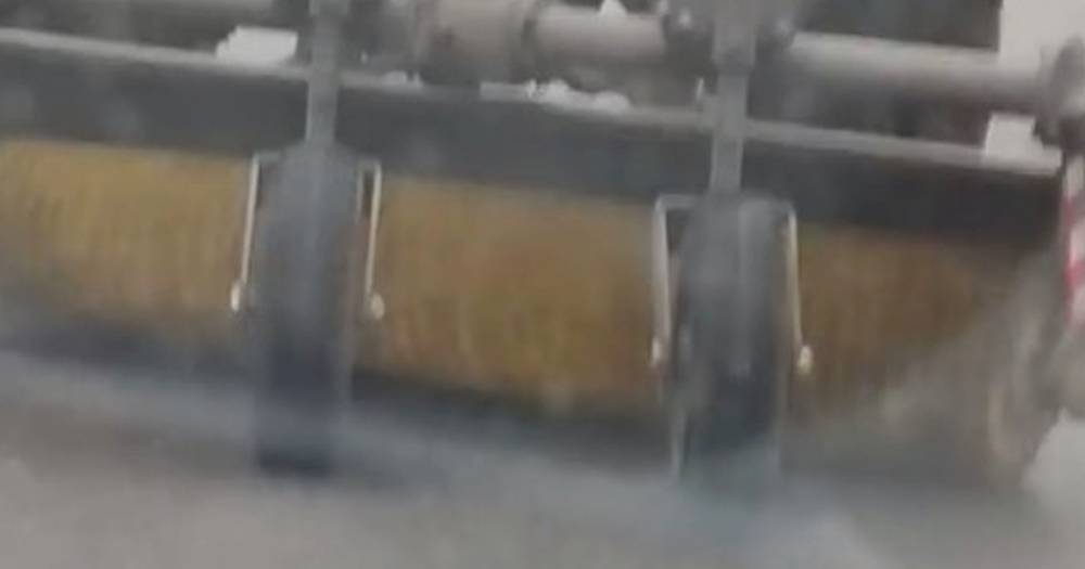 «Эффективная» уборка московских улиц трактором со стертой щеткой попала на видео
