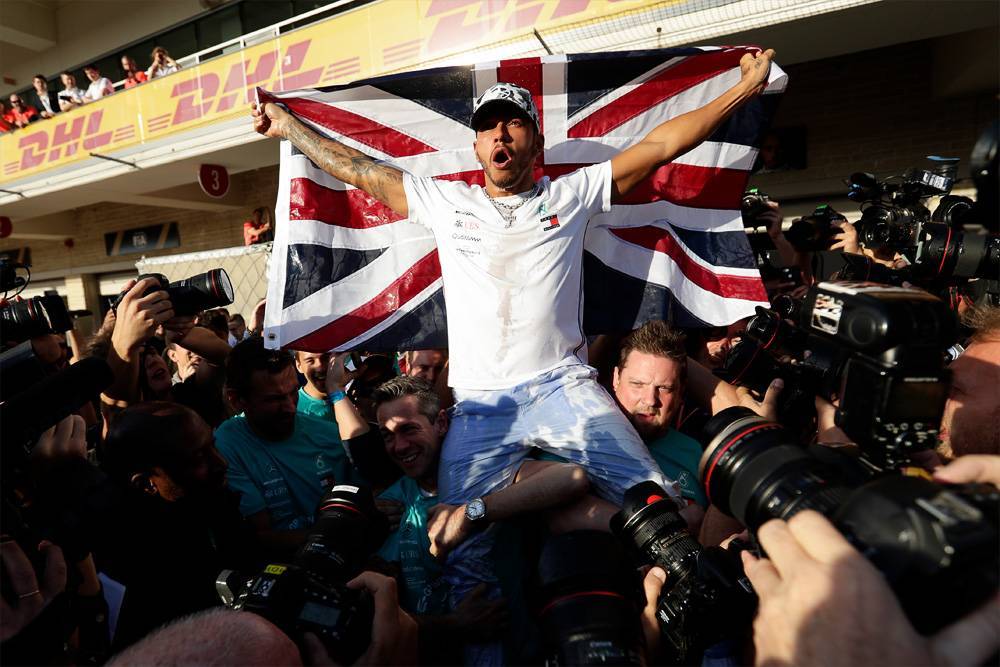 Британский пилот Льюис Хэмилтон досрочно выиграл чемпионат «Формулы-1»