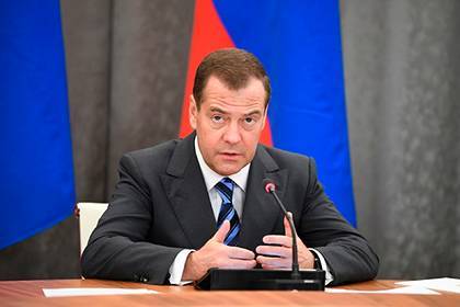 Медведев потребовал доступных кредитов для россиян